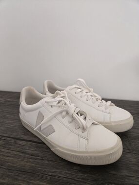 Veja White Cream Low-Top Sneakers